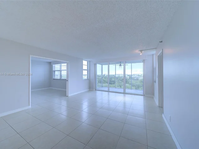 4015 W Palm Aire Dr # 902, Pompano Beach FL 33069