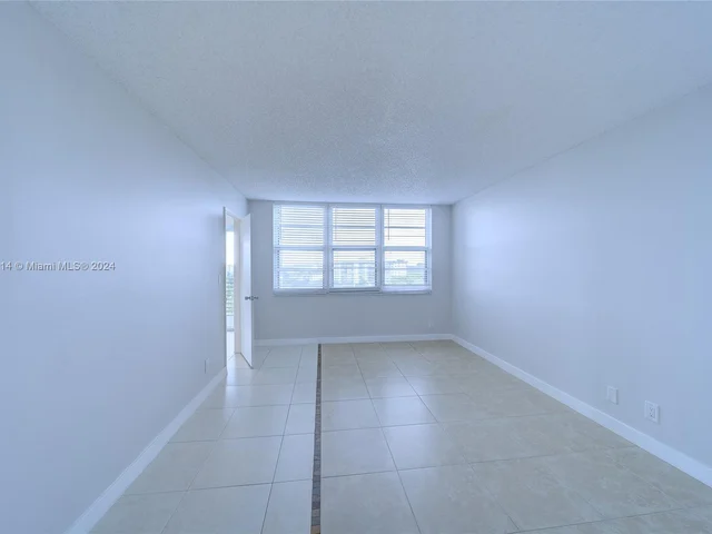 4015 W Palm Aire Dr # 902, Pompano Beach FL 33069