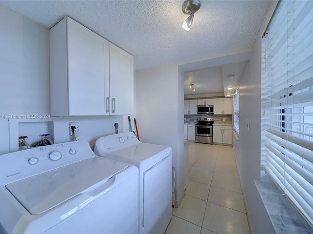 4015 W Palm Aire Dr # 902, Pompano Beach FL 33069