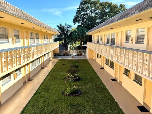 2840 Taylor St # 30, Hollywood FL 33020