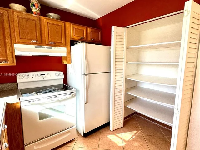 2840 Taylor St # 30, Hollywood FL 33020