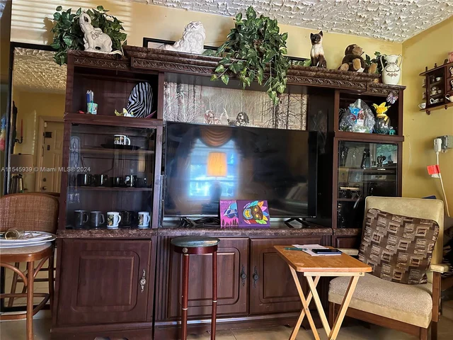 1713 Lauderdale Manor Dr, Fort Lauderdale FL 33311