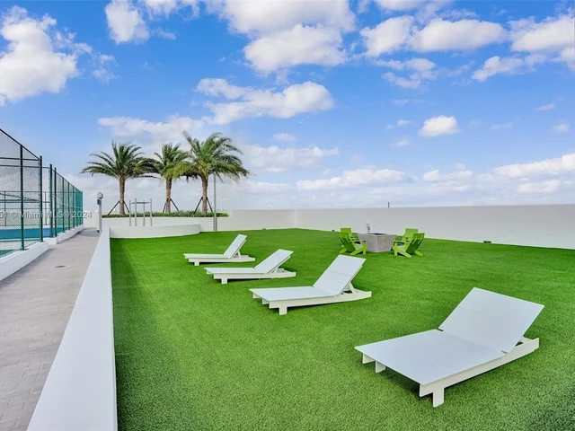 16385 Biscayne Blvd, North Miami Beach FL 33160