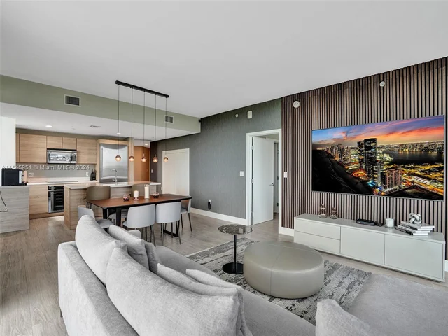 16385 Biscayne Blvd, North Miami Beach FL 33160