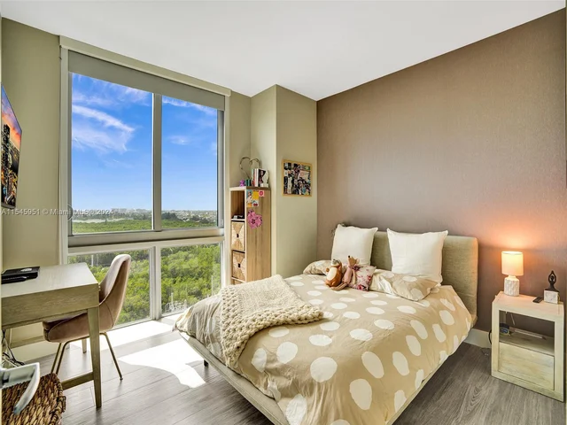 16385 Biscayne Blvd, North Miami Beach FL 33160