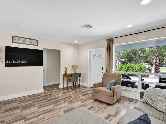 1811 N 40th Ave, Hollywood FL 33021