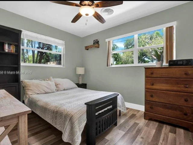 1811 N 40th Ave, Hollywood FL 33021