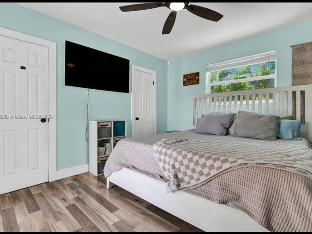 1811 N 40th Ave, Hollywood FL 33021