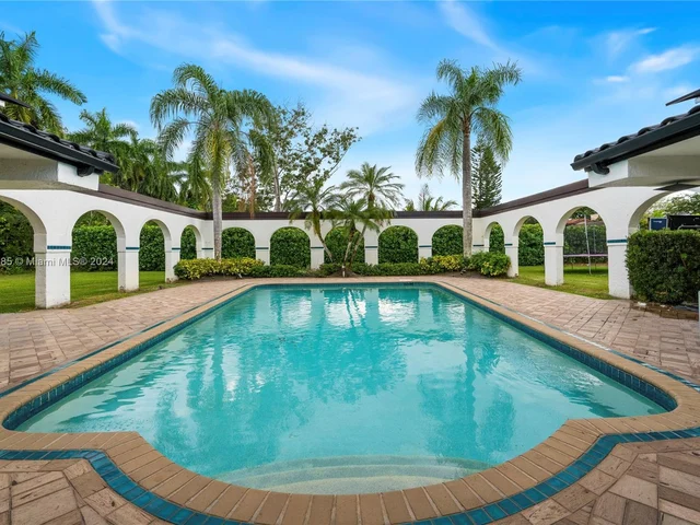 5820 Palm Tree Rd, Plantation FL 33317