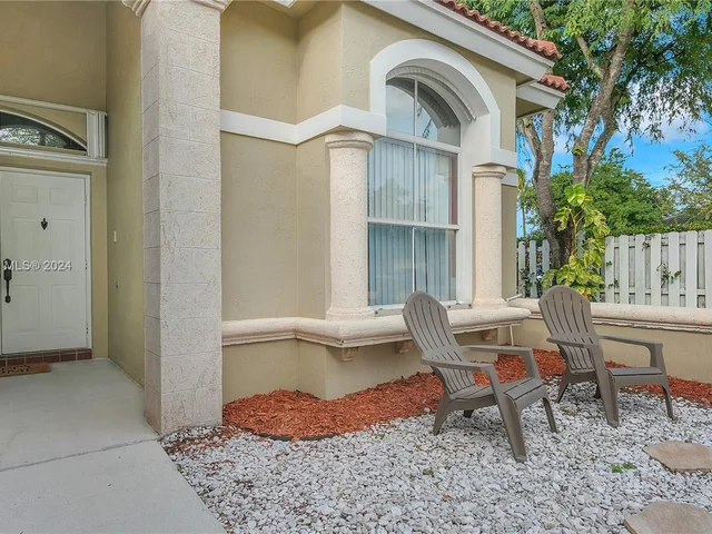 19113 NW 23rd Ct, Pembroke Pines FL 33029