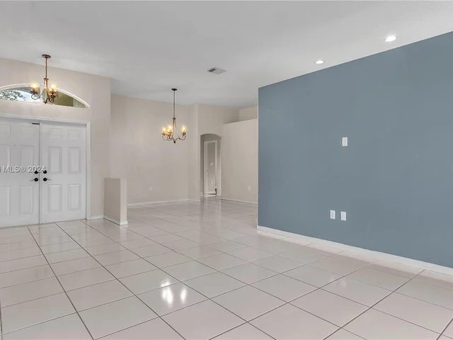 19113 NW 23rd Ct, Pembroke Pines FL 33029