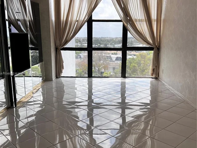 1000 Parkview Dr # 807, Hallandale Beach FL 33009