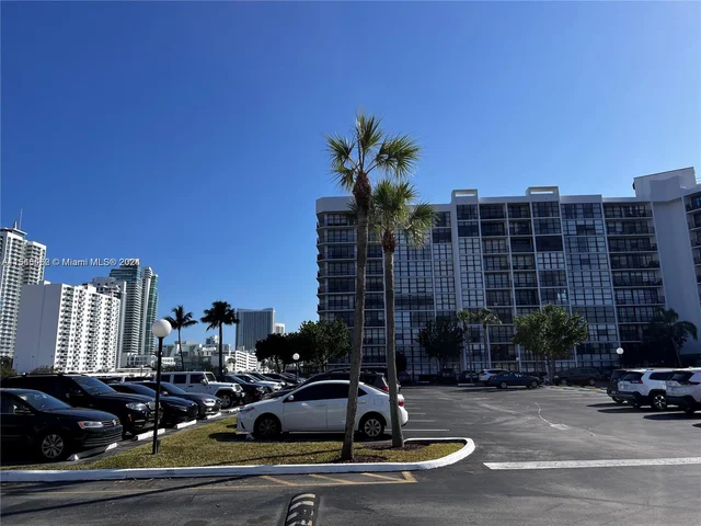 1000 Parkview Dr # 807, Hallandale Beach FL 33009