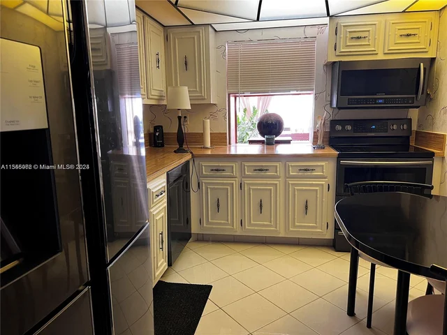 1000 Parkview Dr # 807, Hallandale Beach FL 33009