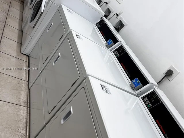 1000 Parkview Dr # 807, Hallandale Beach FL 33009