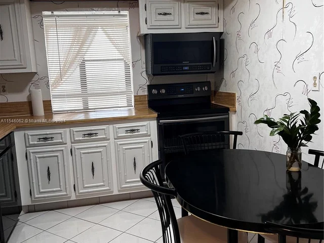 1000 Parkview Dr # 807, Hallandale Beach FL 33009