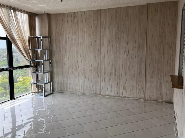 1000 Parkview Dr # 807, Hallandale Beach FL 33009