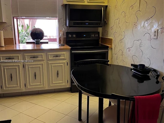 1000 Parkview Dr # 807, Hallandale Beach FL 33009