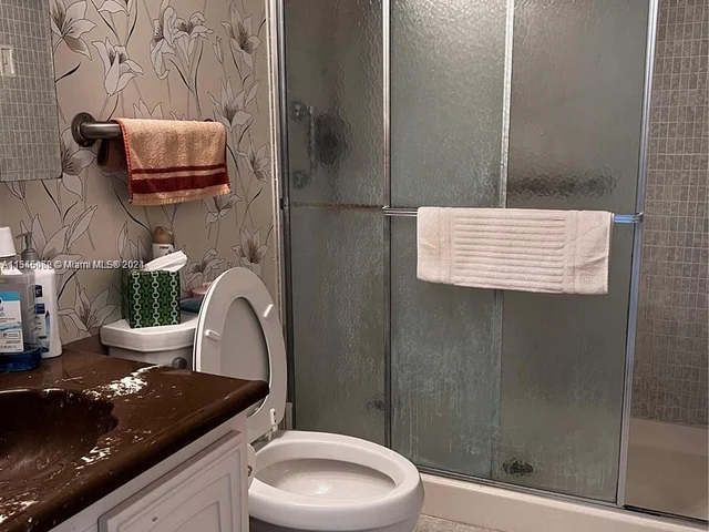 1000 Parkview Dr # 807, Hallandale Beach FL 33009