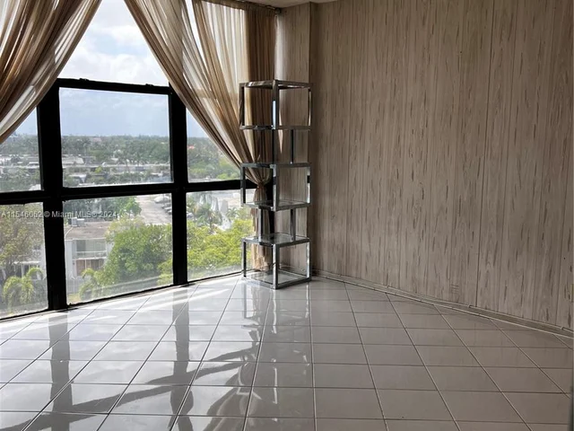 1000 Parkview Dr # 807, Hallandale Beach FL 33009