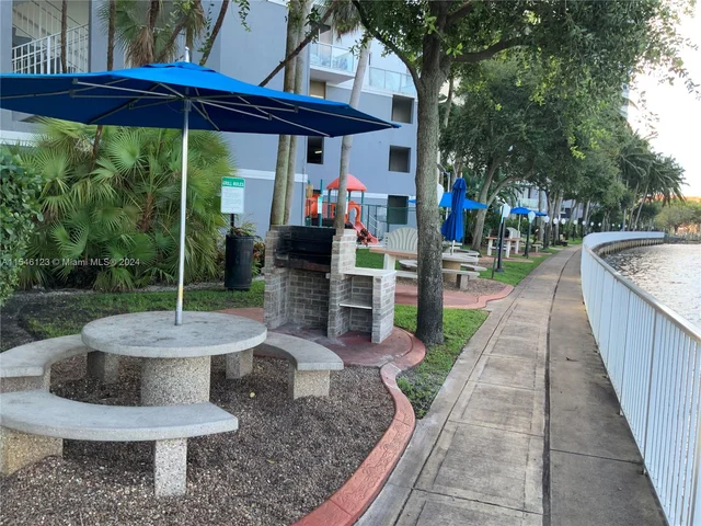 5077 NW 7th St, Miami FL 33126