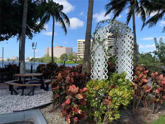 5077 NW 7th St, Miami FL 33126