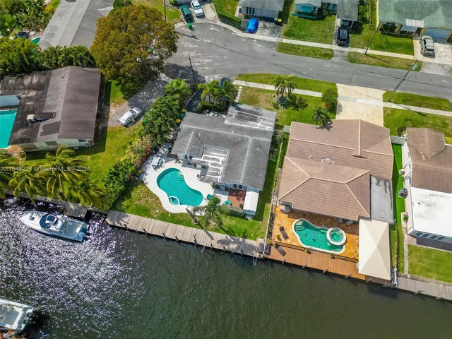 806 Argonaut Is, Dania Beach FL 33004