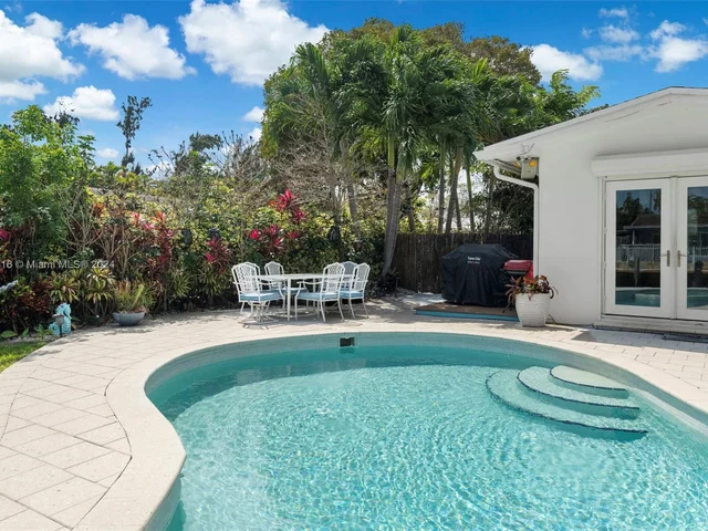 806 Argonaut Is, Dania Beach FL 33004