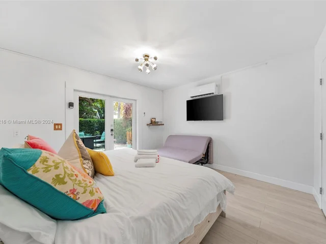 806 Argonaut Is, Dania Beach FL 33004