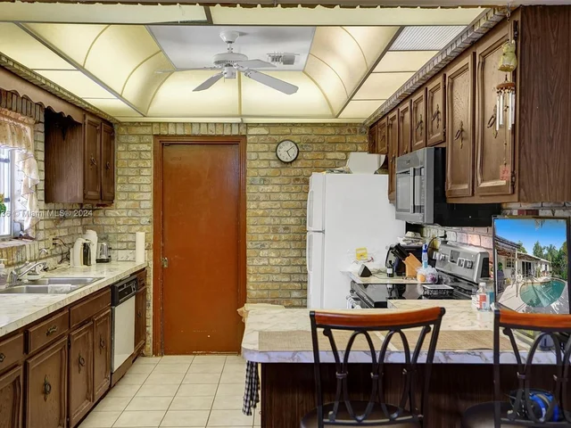 2441 Bayview Dr, Fort Lauderdale FL 33305