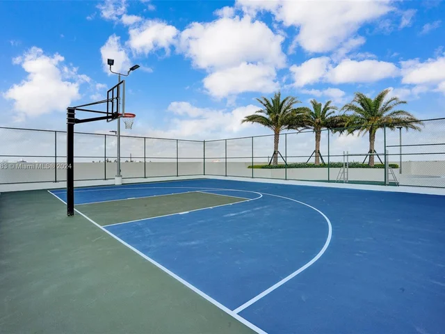 16385 Biscayne Blvd, North Miami Beach FL 33160