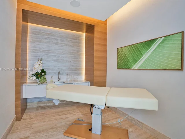 16385 Biscayne Blvd, North Miami Beach FL 33160