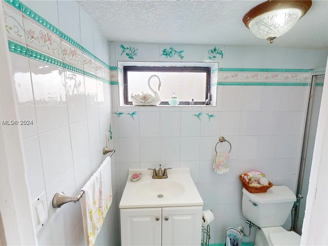 233 W 39th Pl, Hialeah FL 33012