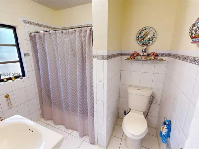 233 W 39th Pl, Hialeah FL 33012