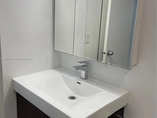 100 Bayview Dr # 722, Sunny Isles Beach FL 33160