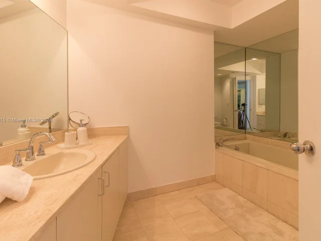 1000 W Island Blvd # 311, Aventura FL 33160