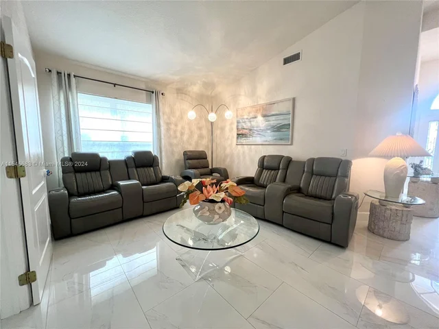 9764 NW 32nd St, Doral FL 33172