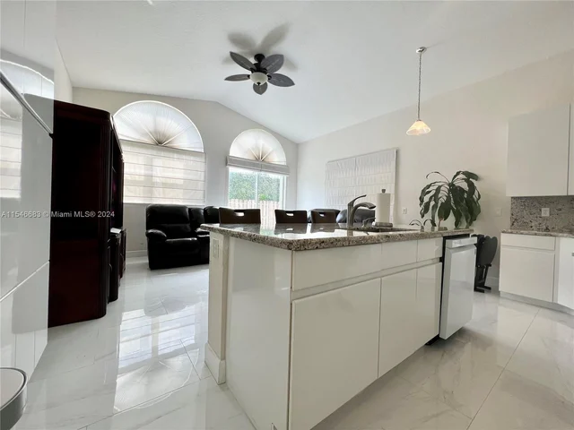 9764 NW 32nd St, Doral FL 33172