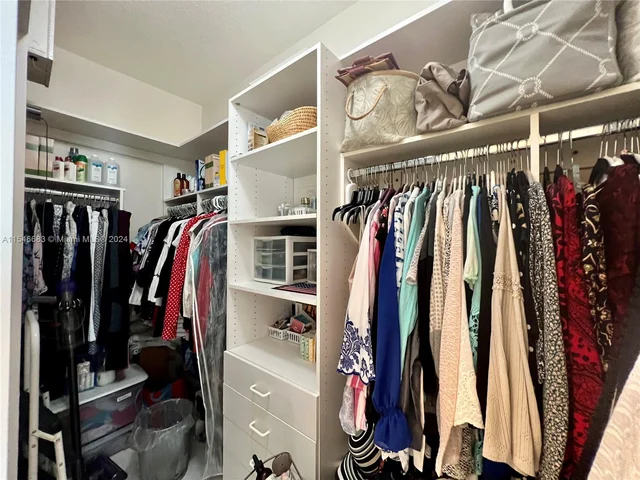 9764 NW 32nd St, Doral FL 33172