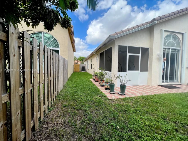 9764 NW 32nd St, Doral FL 33172