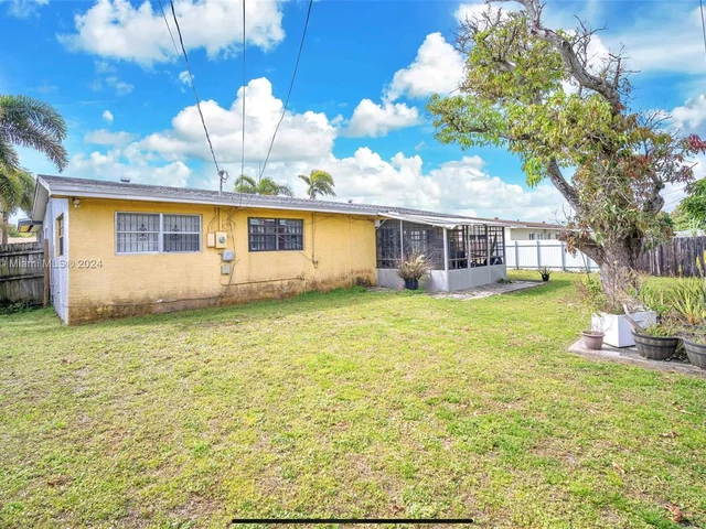 975 NW 199th St, Miami Gardens FL 33169