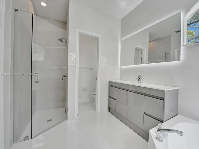 2631 Oakbrook Ln, Weston FL 33332