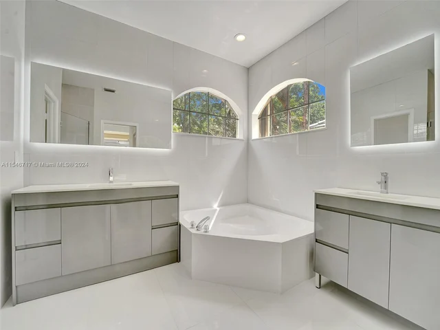 2631 Oakbrook Ln, Weston FL 33332