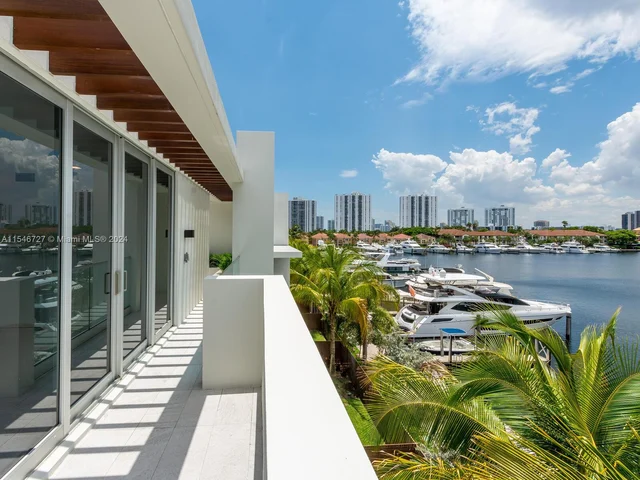 3750 Yacht Club Dr, Aventura FL 33180