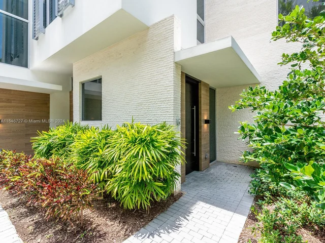 3750 Yacht Club Dr, Aventura FL 33180