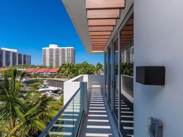 3750 Yacht Club Dr, Aventura FL 33180