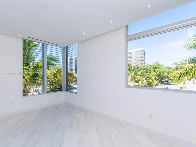 3750 Yacht Club Dr, Aventura FL 33180