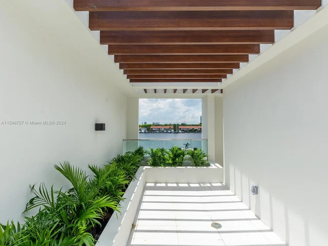 3750 Yacht Club Dr, Aventura FL 33180