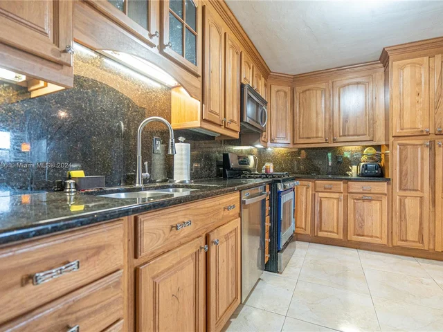 5517 NE 6th Ave, Oakland Park FL 33334