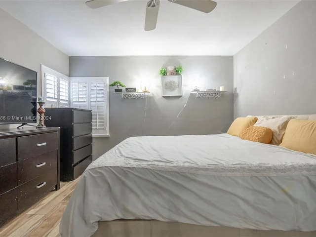 5517 NE 6th Ave, Oakland Park FL 33334